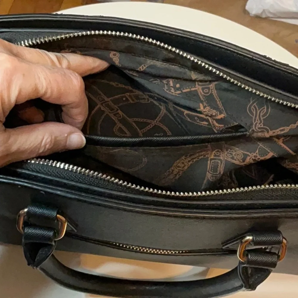Unbranded this elegant